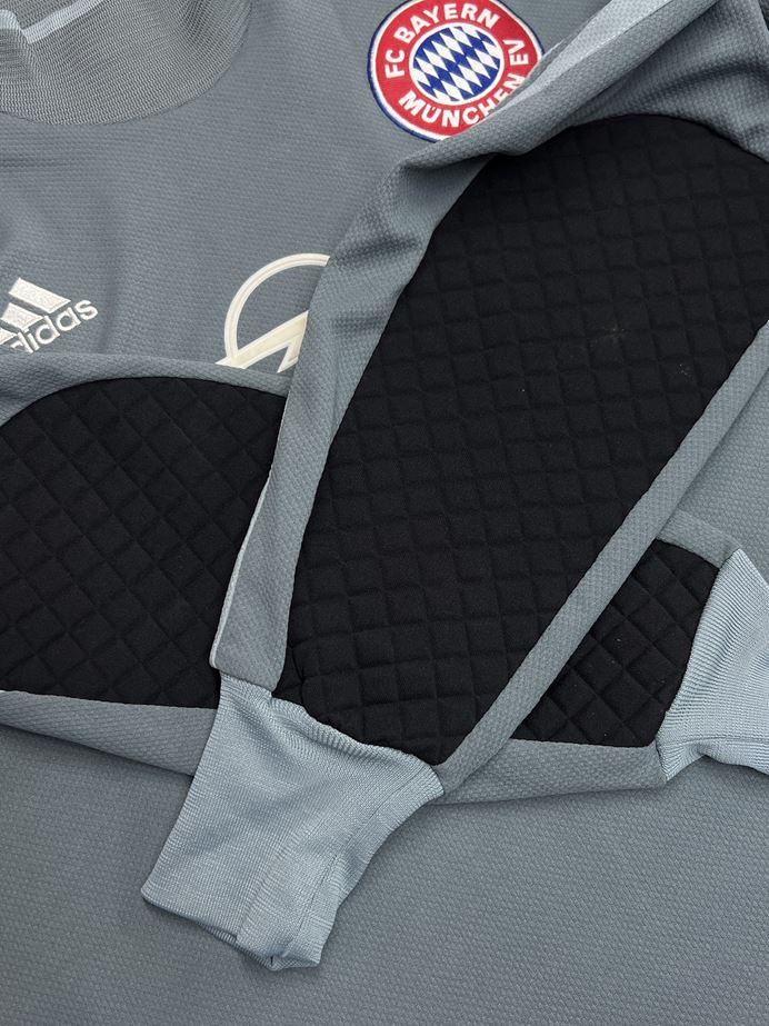 【2001/02】バイエルン（GK）/ Condition：B+ / Size：L / #1 / KAHN / ブンデスパッチ